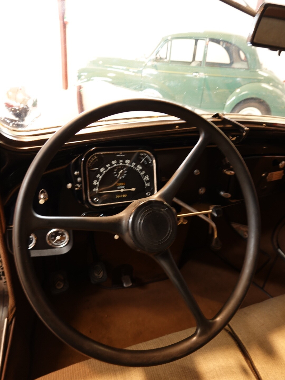 Citroën 7AZ Traction Avant, kabine med rat og instrumentpanel