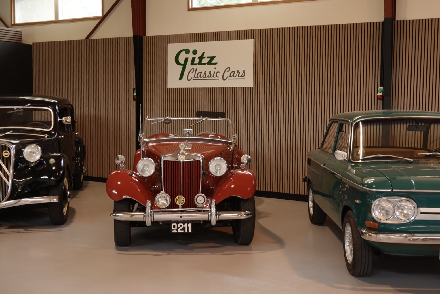 Dele af samlingen hos Gitz Classic Cars – Citroën 7AZ, MG TD og en tredje klassiker i hallen
