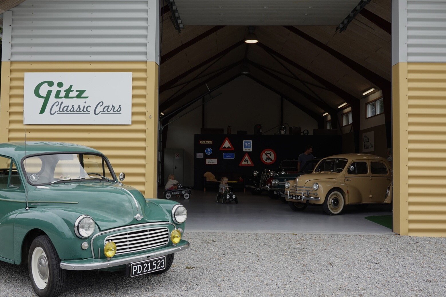 Gitz Classic Cars i Gadbjerg – indgangen til hallen med en grøn Morris Minor foran