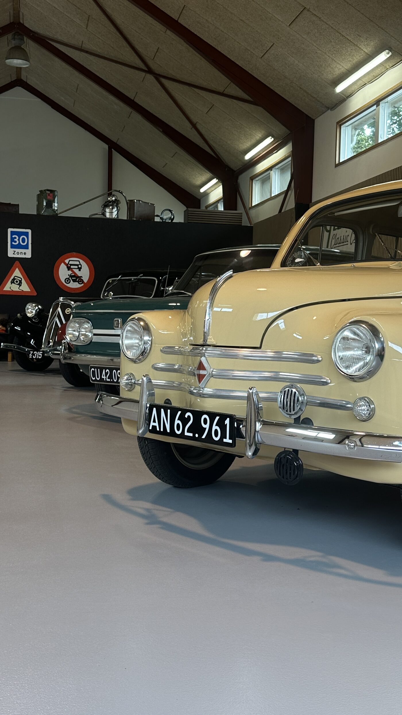 Renault 4CV i showroomet hos Gitz Classic Cars, med Citroën 7AZ og NSU 1000 TT i baggrunden