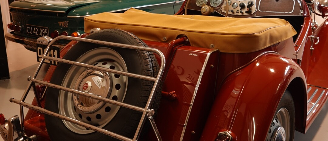 MG TD i showroomet hos Gitz Classic Cars, med NSU 1000 TT i baggrunden