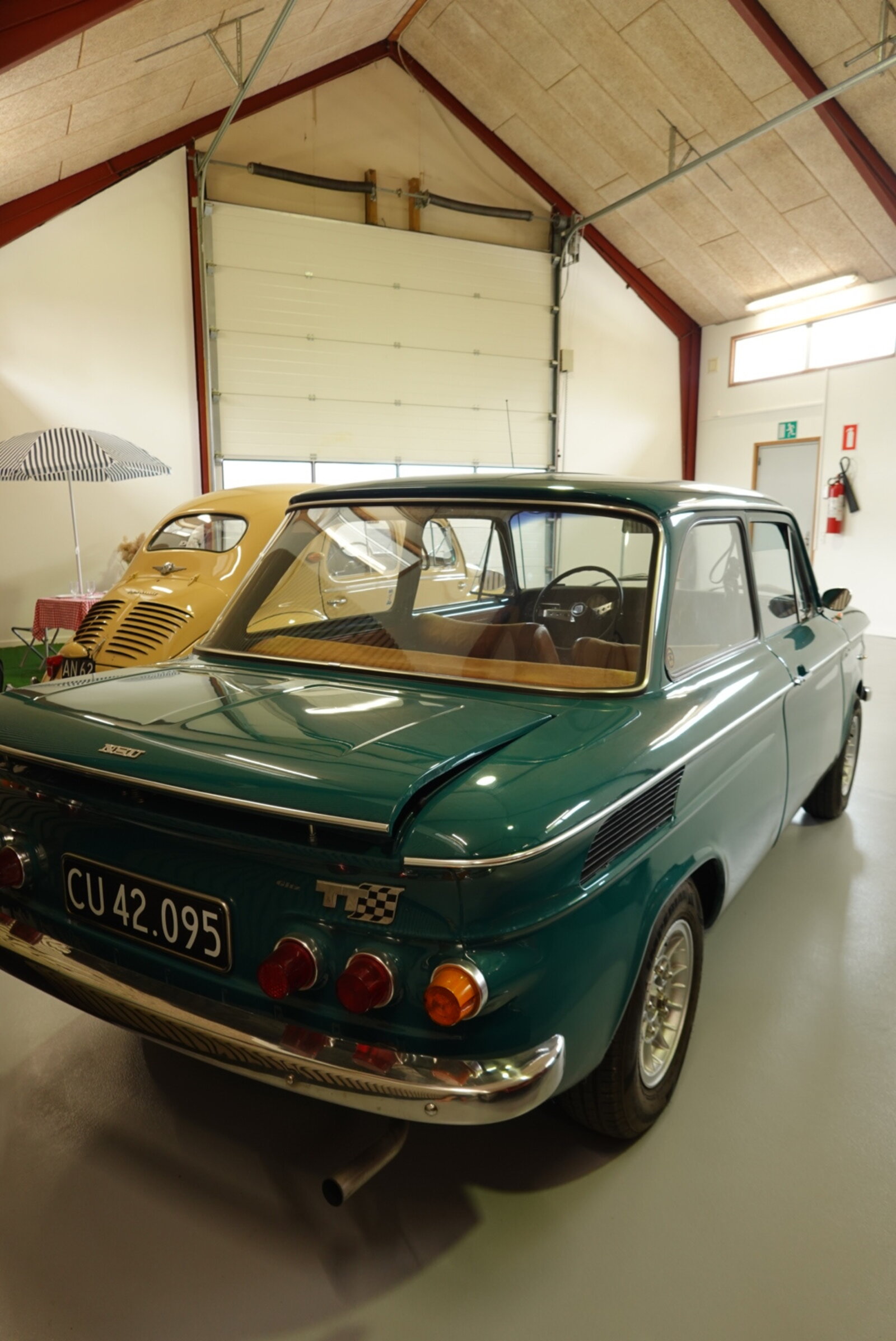 NSU 1000 TT hos Gitz Classic Cars, med Renault 4CV i baggrunden