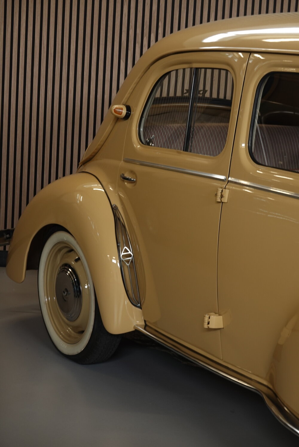 Renault 4CV, detalje af dør og forskærm